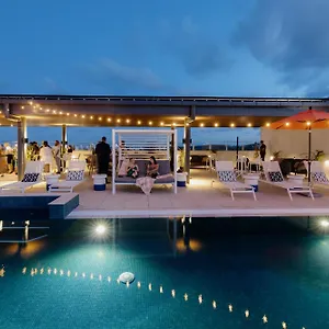 https://holiday-inn-express-suites-sunshine-coast-an-ihg-hotel.hotelssunshinecoast.net